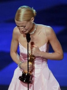 Gwyneth Accepts Oscar
